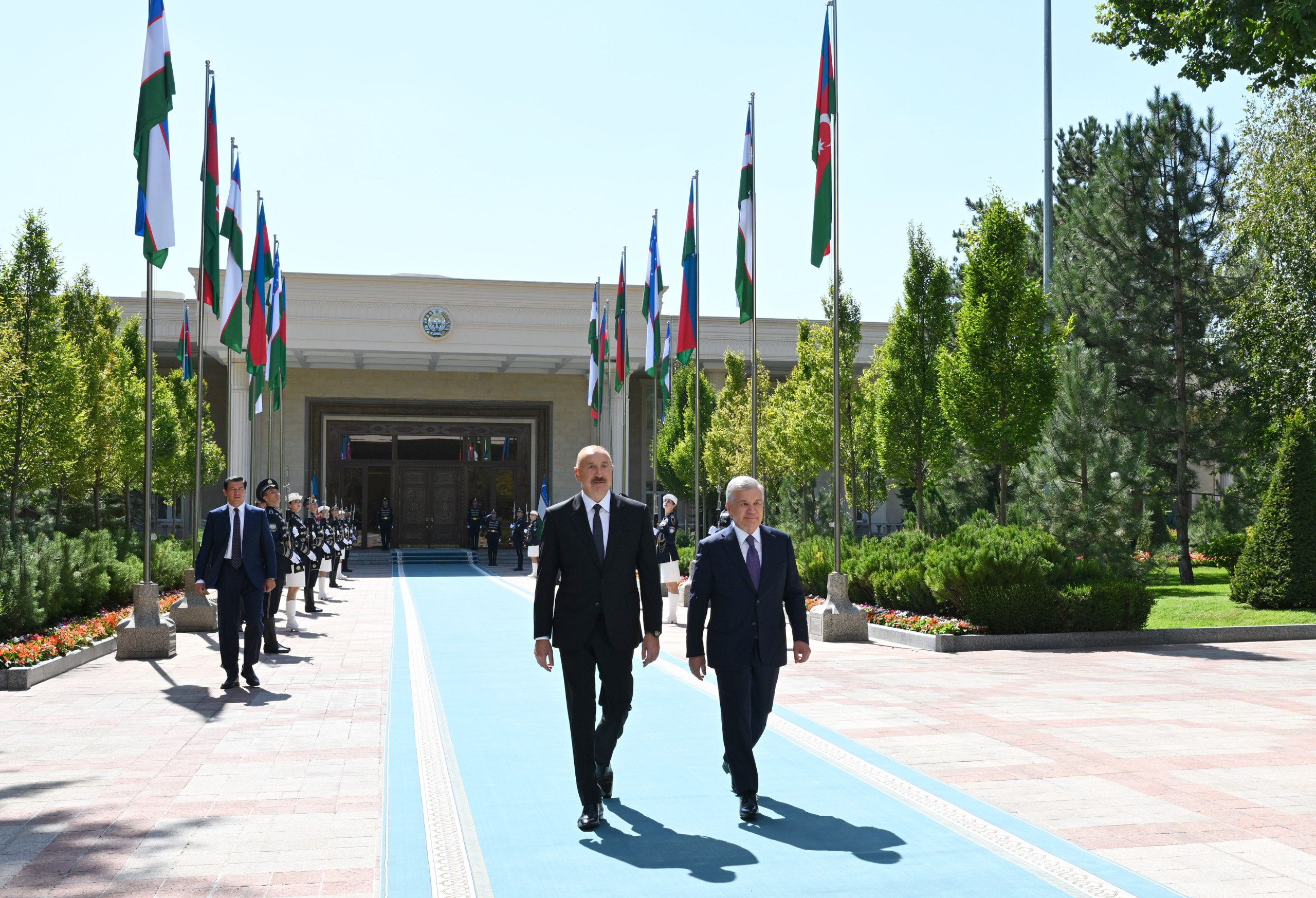 Daşkənddə Azərbaycan Prezidentinin rəsmi qarşılanma mərasimi keçirilib, Şavkat Mirziyoyev səfərlə bağlı paylaşım edib